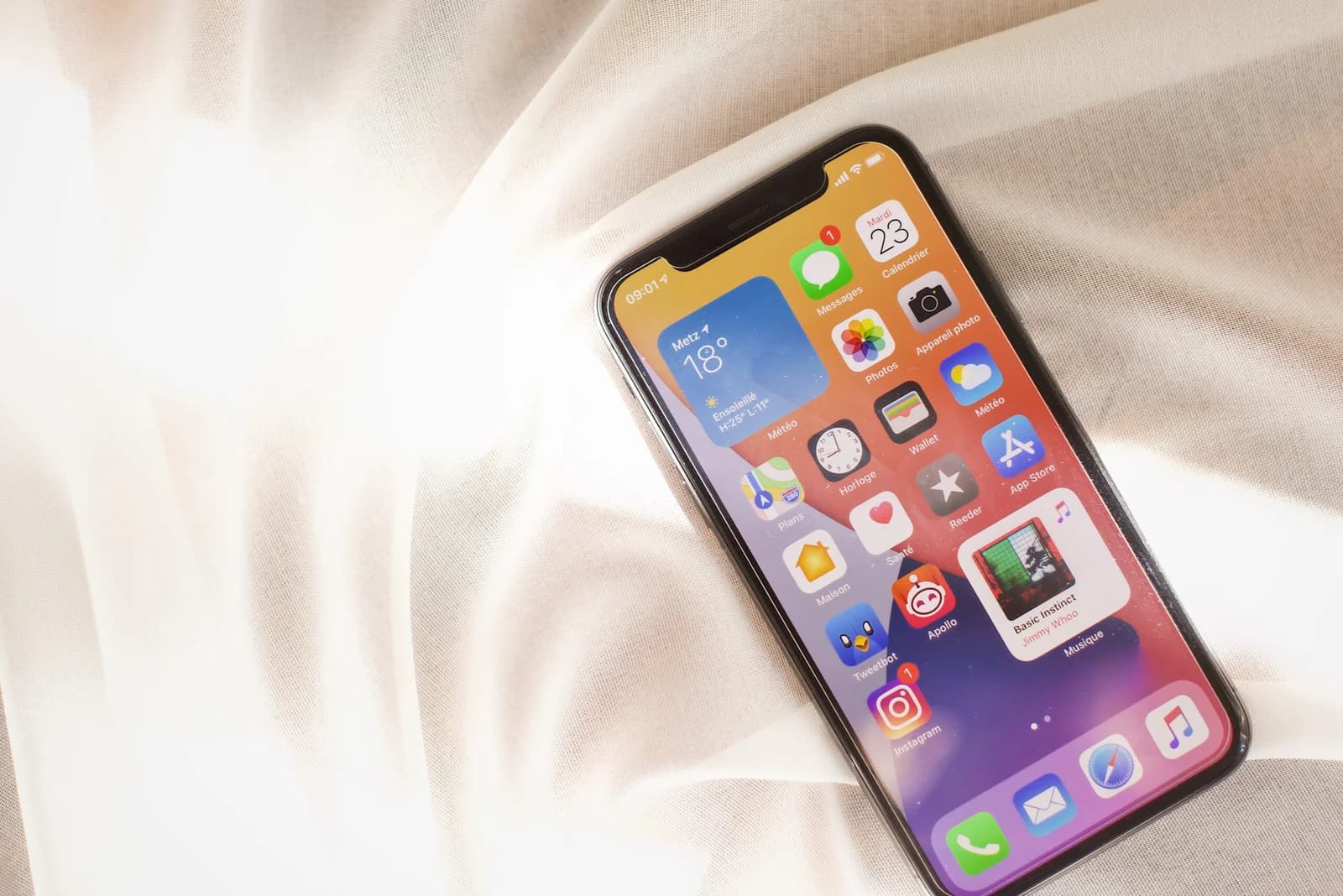 Here's how to install the iOS 15.4 public beta.