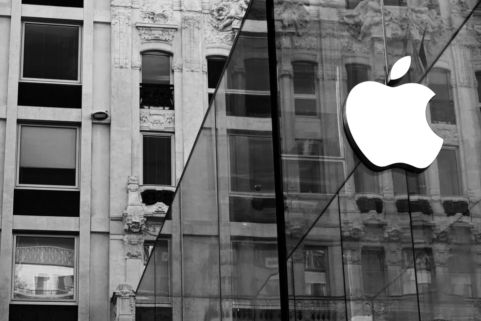 Apple now requires employees to have COVID-19 boosters.