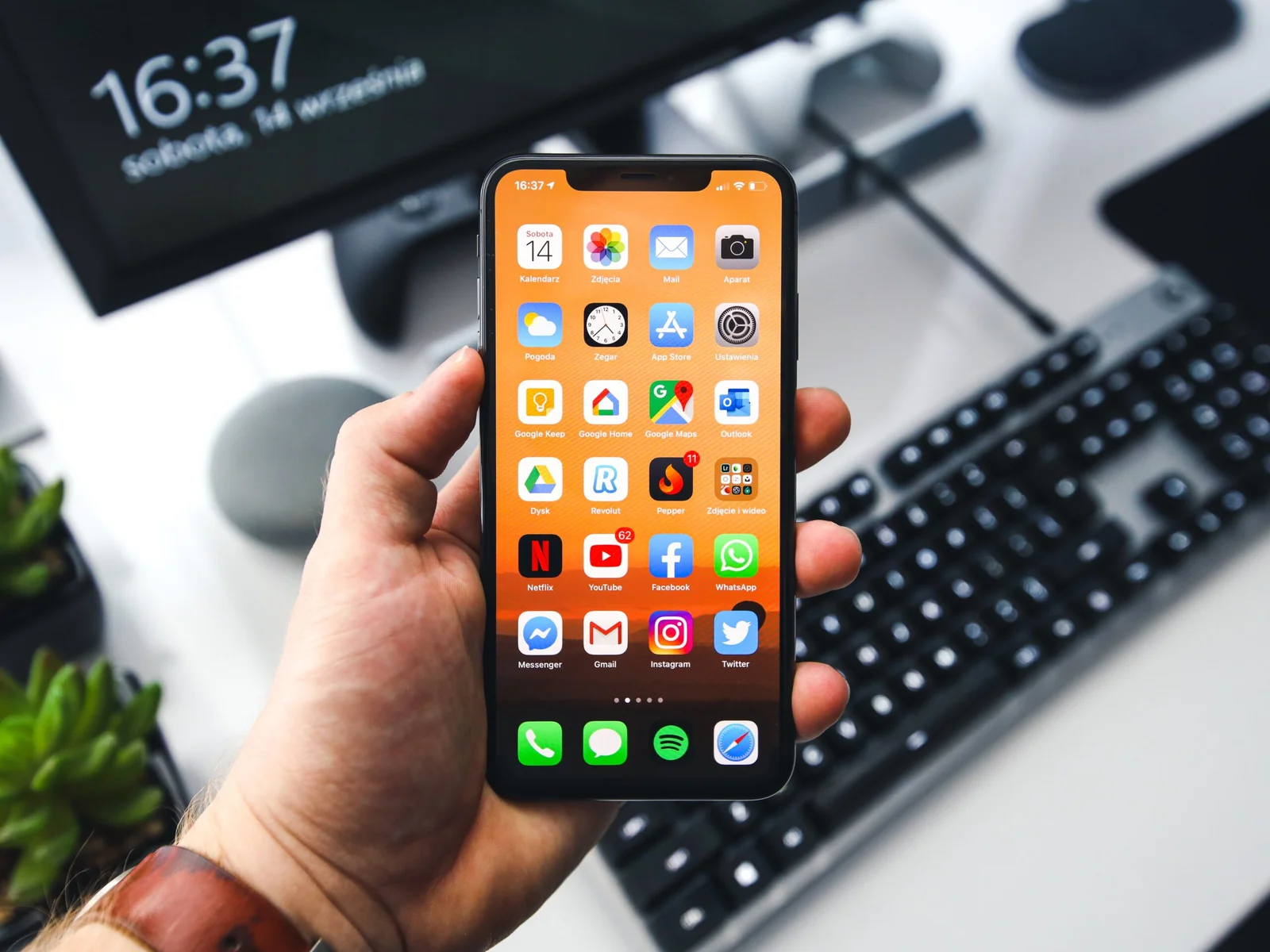 Get ready for an iPhone subscription service, tons of money for Apple