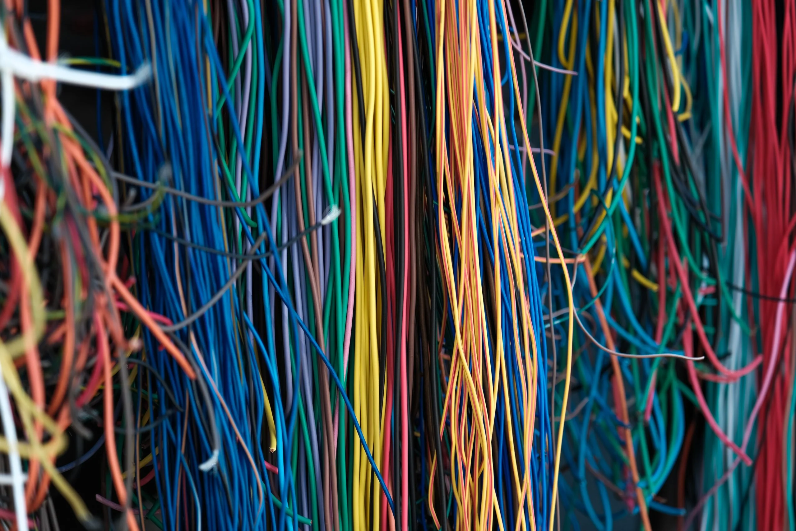 Three ways you can tidy up your workspace with these life saving wire hacks Three ways you can tidy up your workspace with these life saving wire hacks