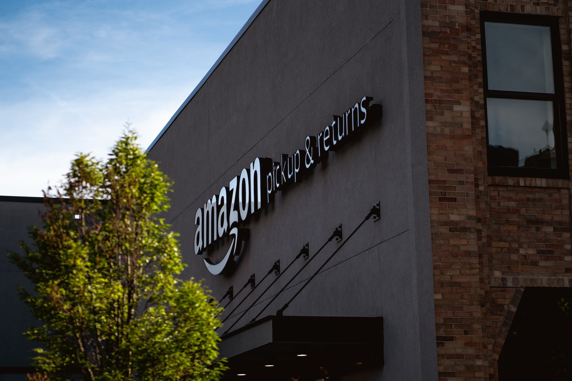 Amazon is now part of the tech giants with frozen hiring plans